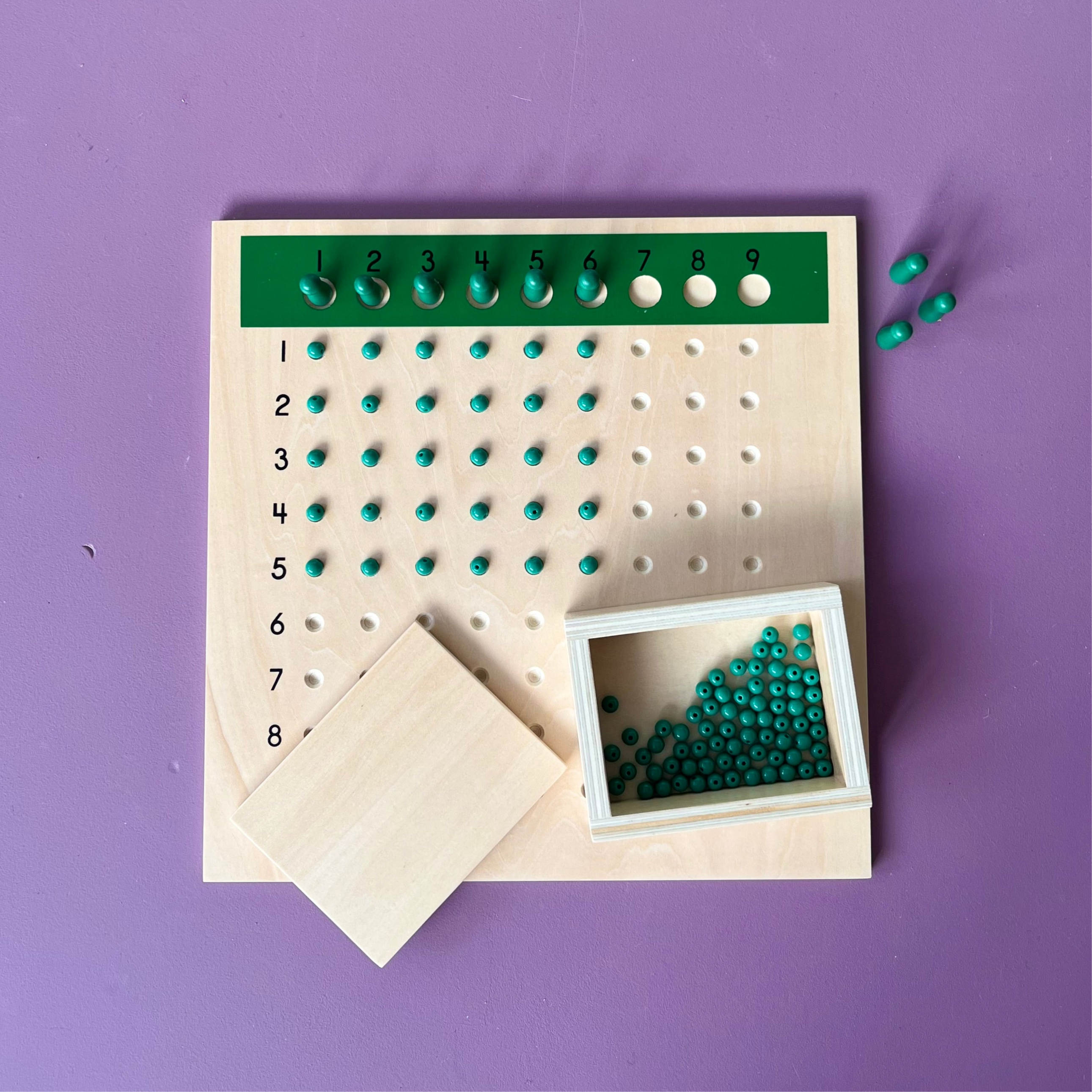Montessori delebrett gjør divisjon konkret.