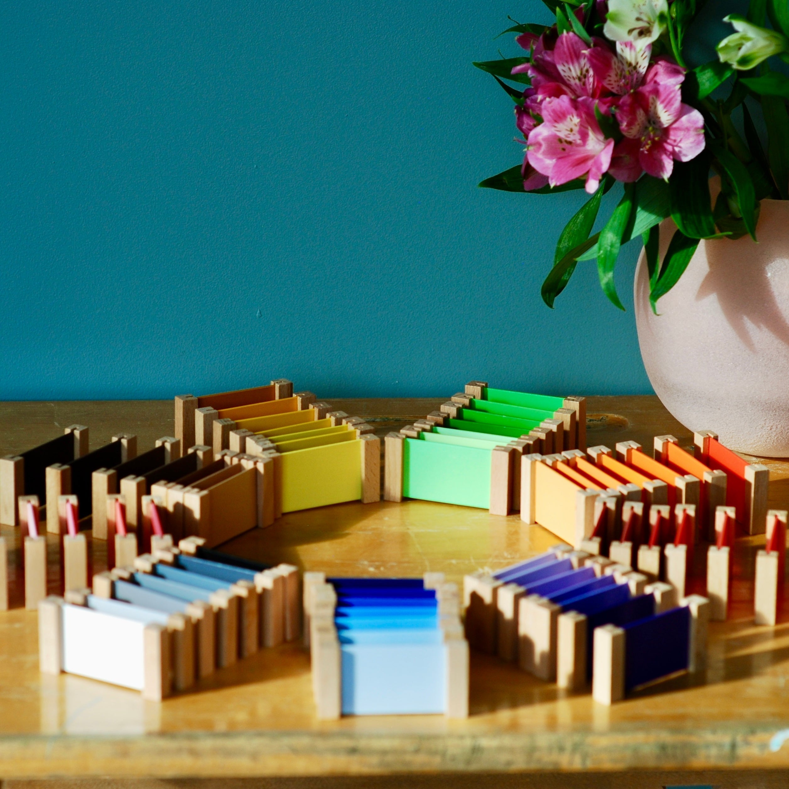 Montessori Fargekiste med ni ulike farger i syv nyanser