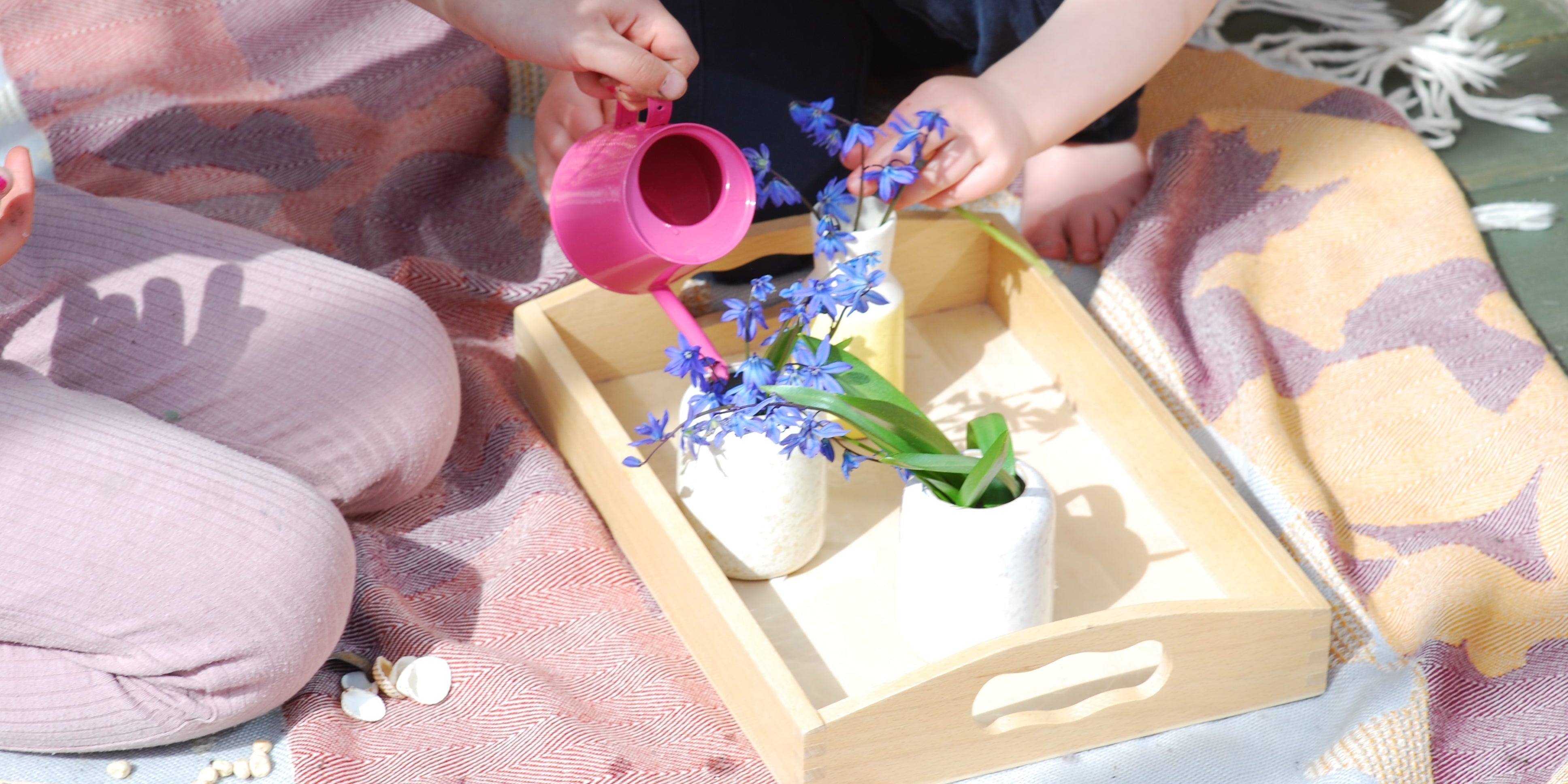 Montessori-inspirert læringsmiljø med barn som utforsker selvstendig