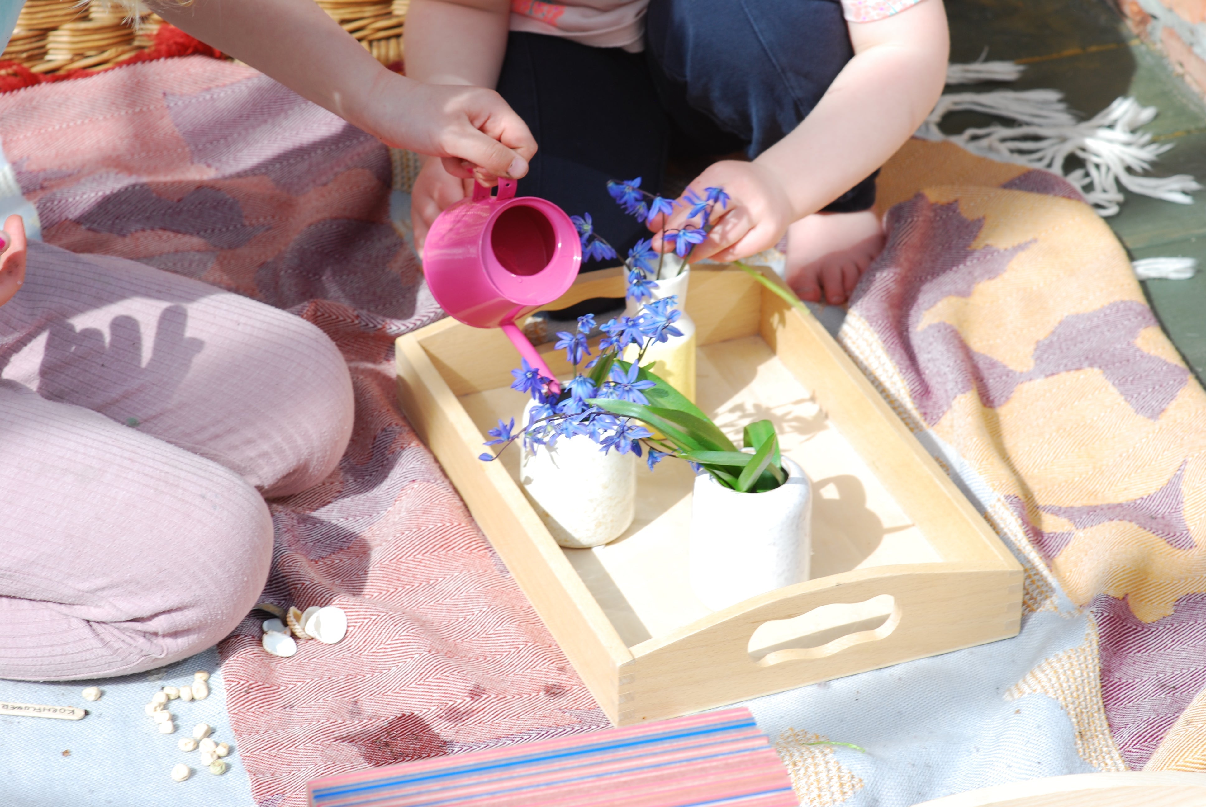 Montessori-inspirert læringsmiljø med barn som utforsker selvstendig