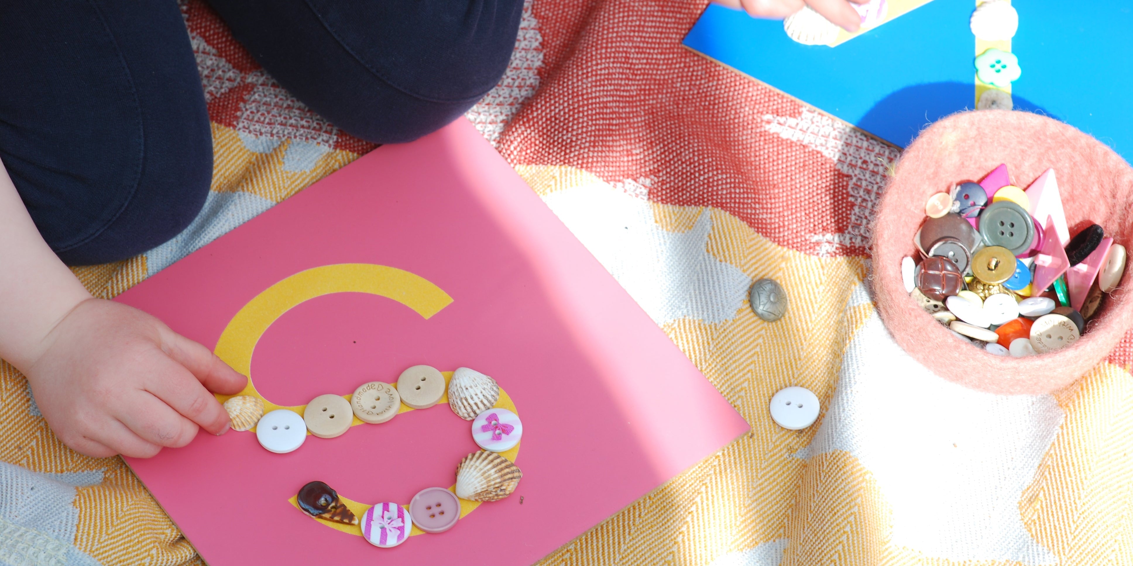 Barn som leker med skjermfrie Montessori-leker og bruker hendene til kreativ læring