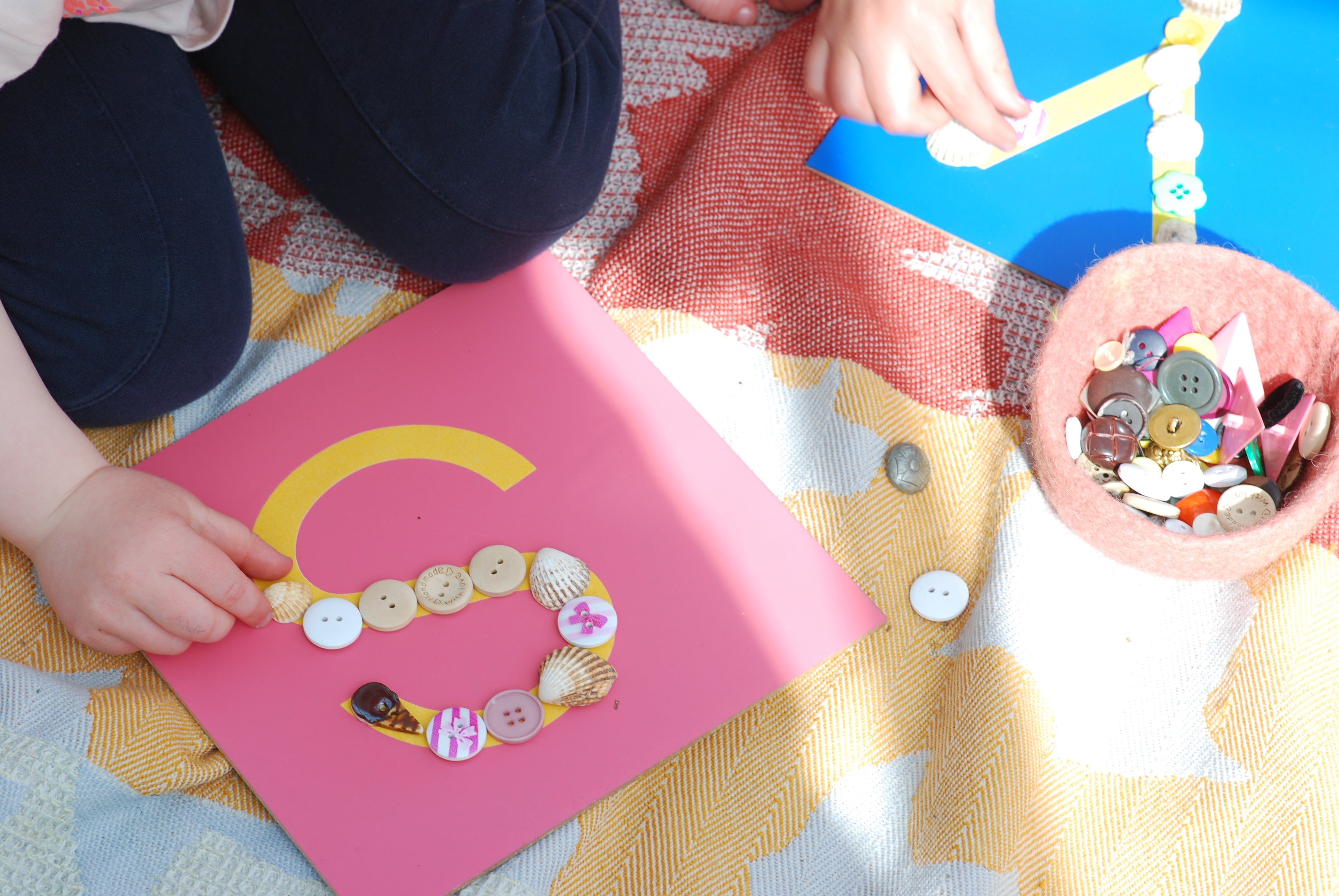 Barn som leker med skjermfrie Montessori-leker og bruker hendene til kreativ læring