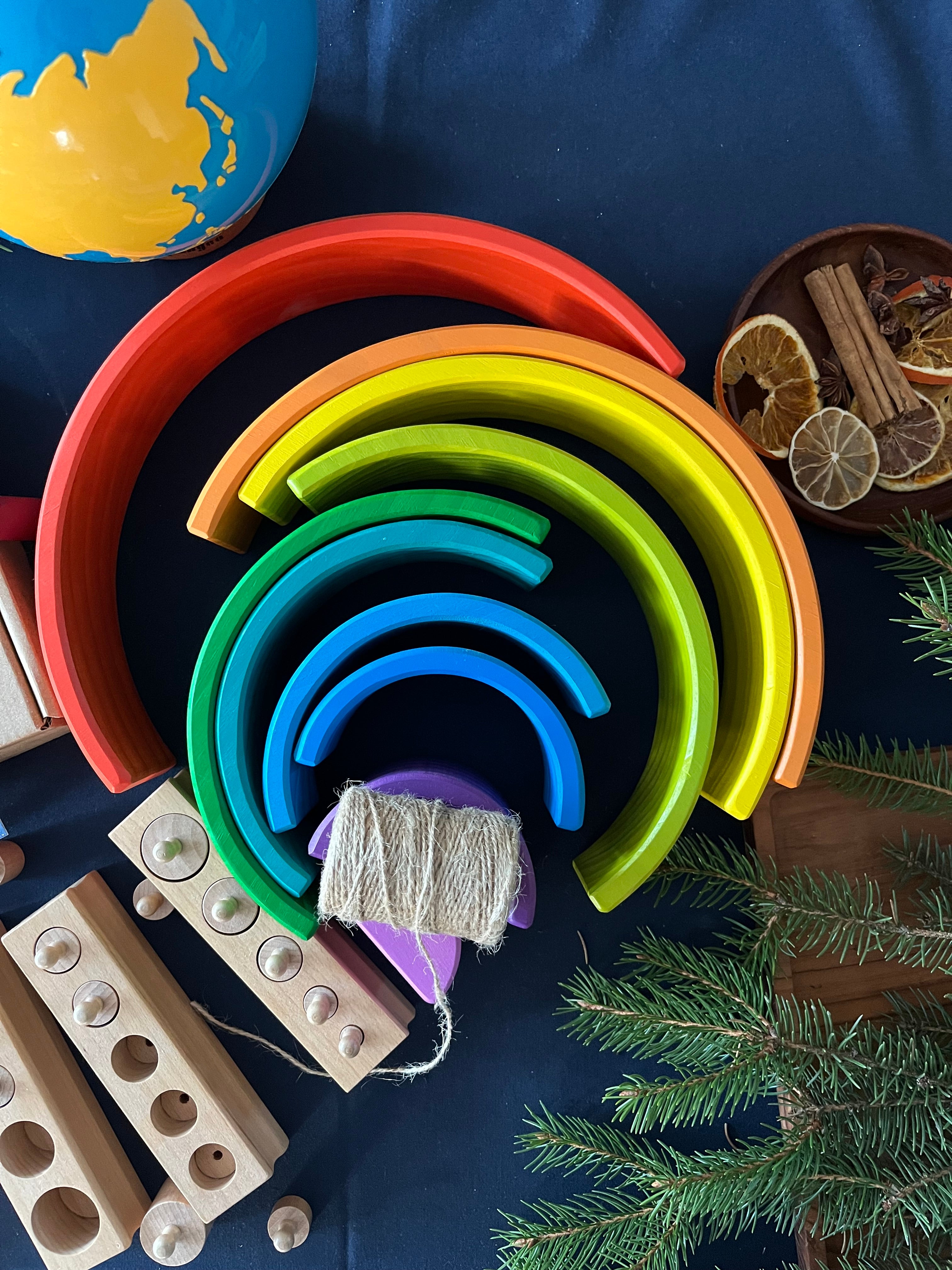 Montessori regnbue på et bord sammen med andre leker for barn