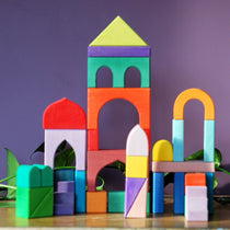 35 kreative byggeklosser i regnbuens farger.