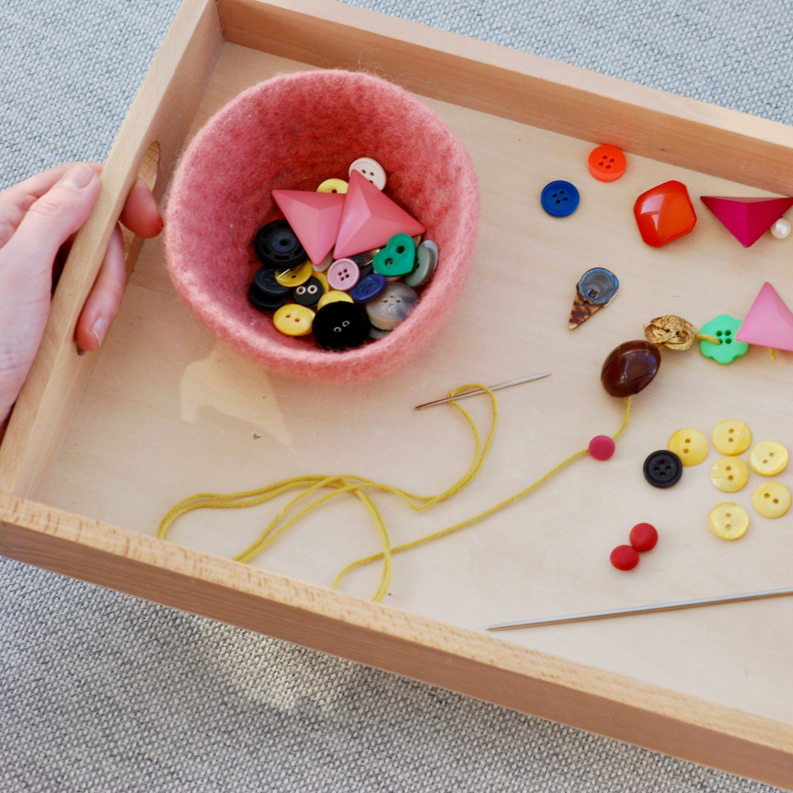 Montessori bærebrett i med nål og tråd aktivitet på.