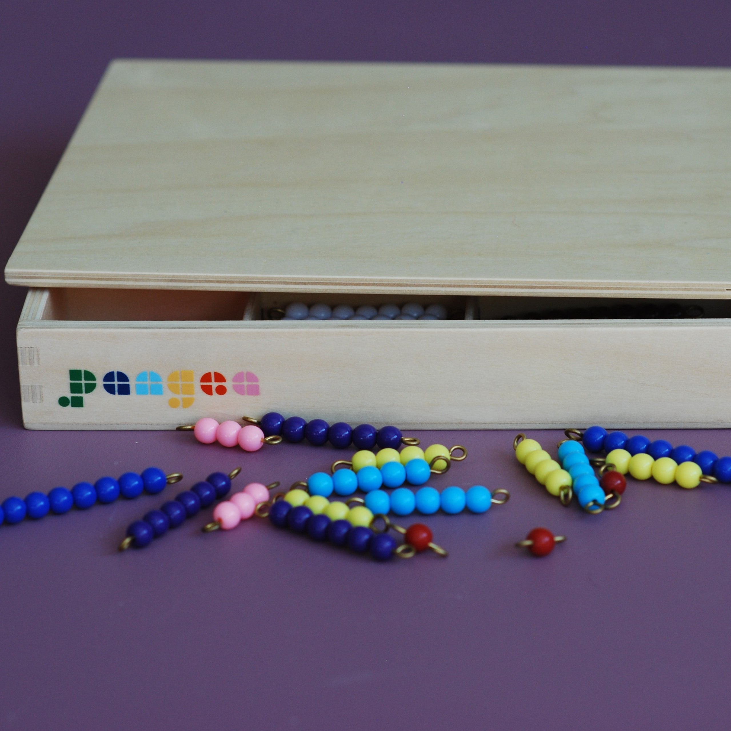Montessori matteperler i en boks som inneholder ni perlerader fra 1 - 9
