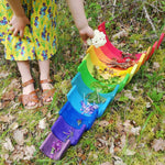 Barn leker kreativt med regnbuen og blomster